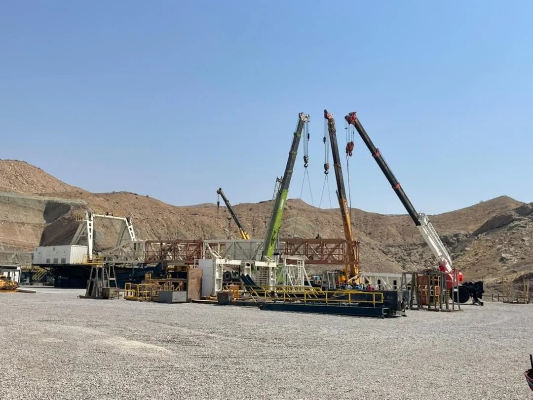 Rig and cranes on an IPM development location